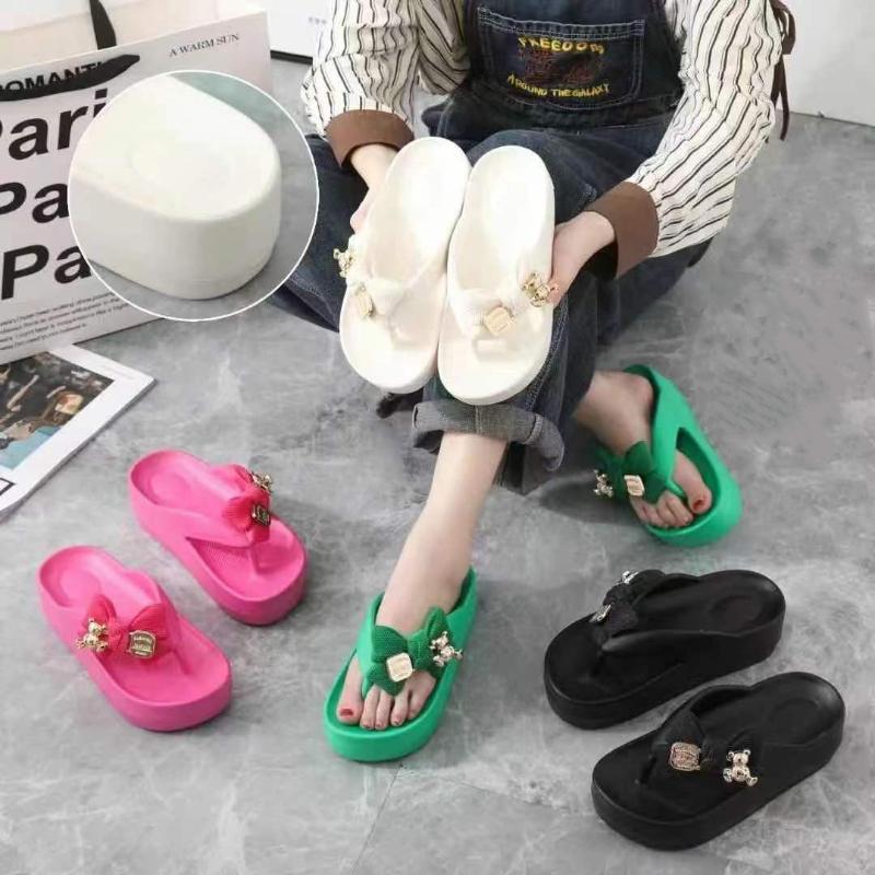 Fashion Lightweight EVA Thick Soled Women's Shoe Summer New Soft Soled Anti Slip Beach Shoes Fashion Women Sandals Comfor Simple Slipper