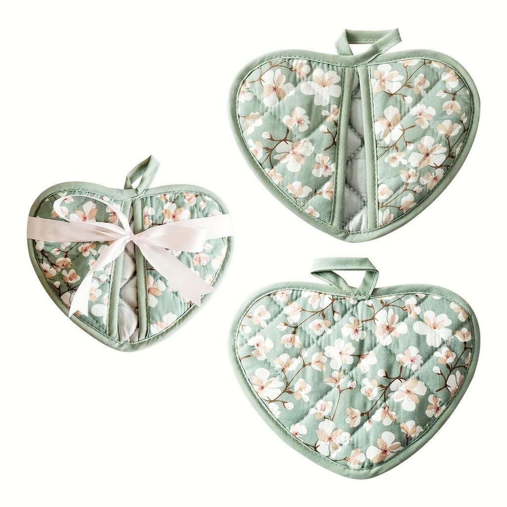 1 Pcs Heart Shaped Heat Resistant Pads Packaged with a Ribbon.These Thick Fabric Mats Feature a Vintage Floral Print