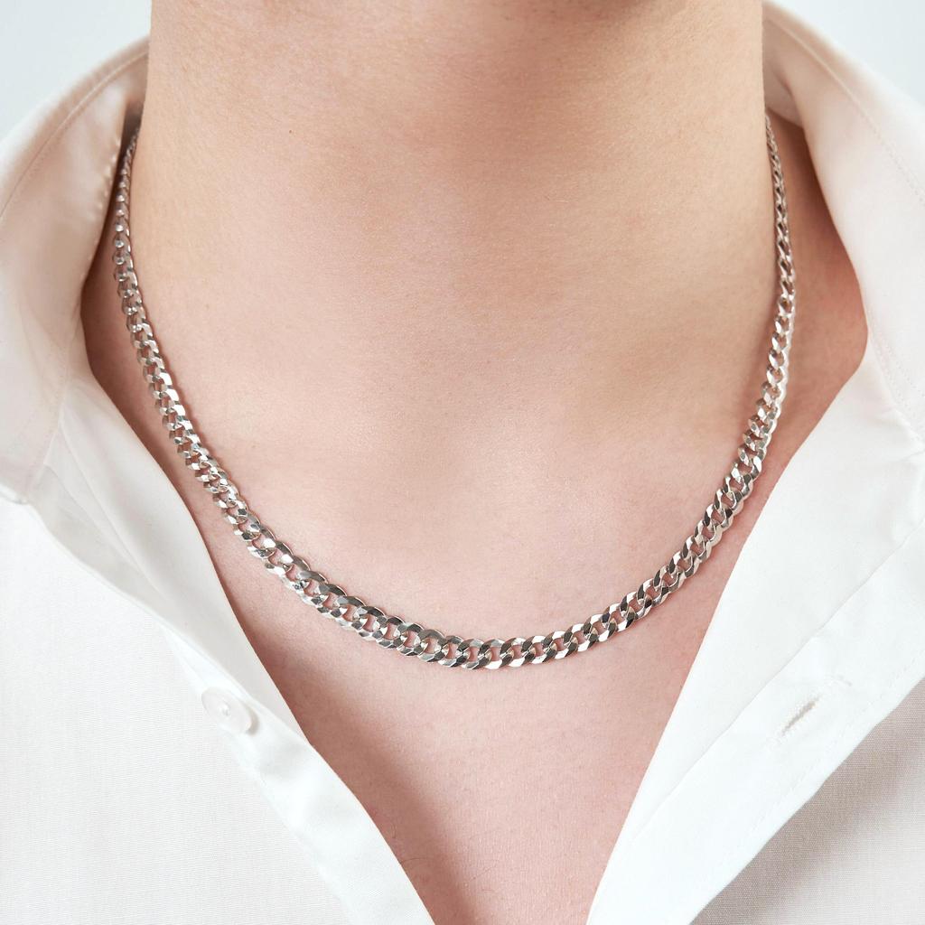 A 925 silver plated necklace with a textured finish, ideal for men with beards; the links are 5 millimetres wide.