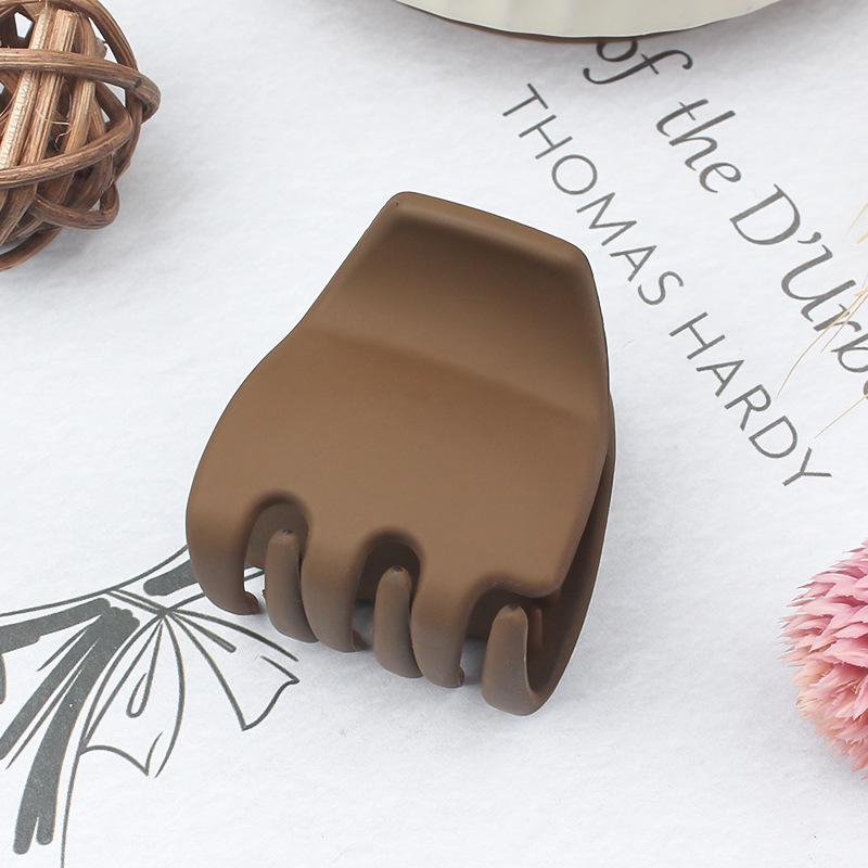 

Matte Brown Geometric Small Claw Clip: Adds Volume, Versatile Trapezoidal Shark Clip for High Ponytails