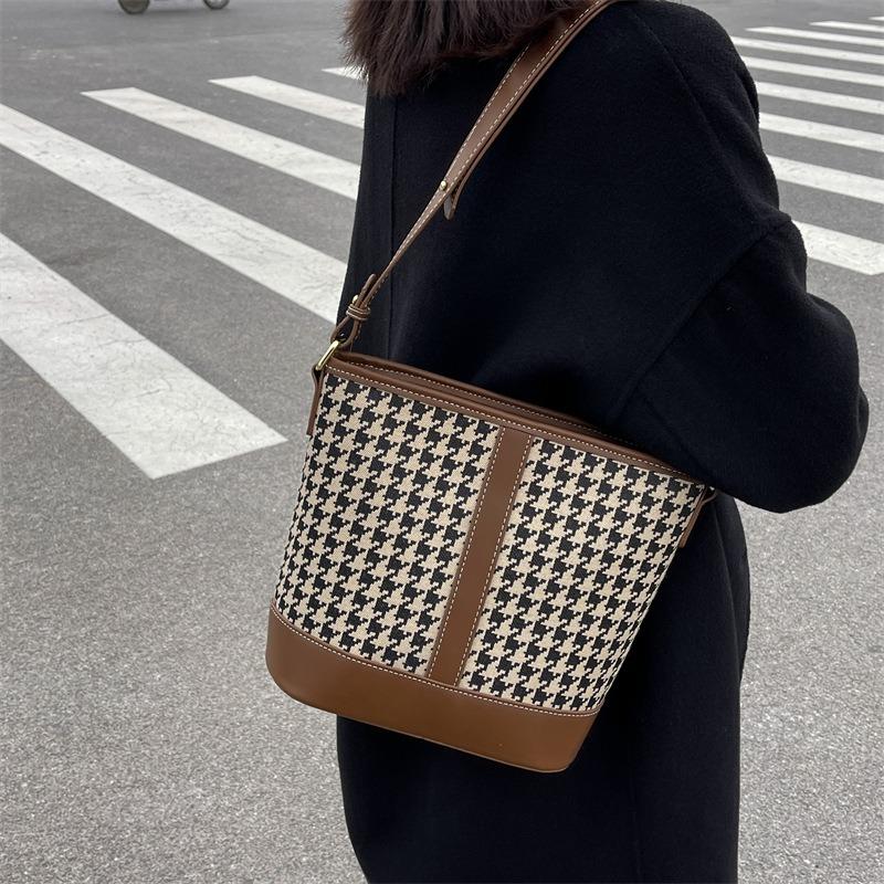 Large-capacity bag women's bag new niche thousand bird grid shoulder bag crossbody bag underarm bucket bag tide