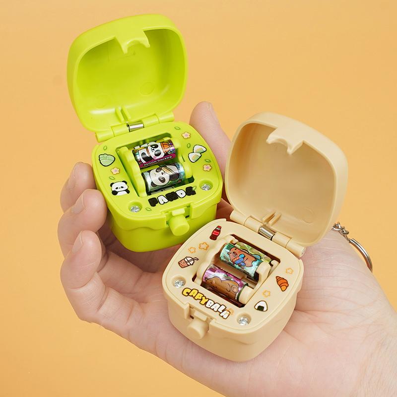 Mini Macchina Creativa per Adesivi Scatola Sorpresa Giocattoli Decompressione Portachiavi Divertente Macchina Rotante per Adesivi Ciondolo Zaino Regalo Ragazza