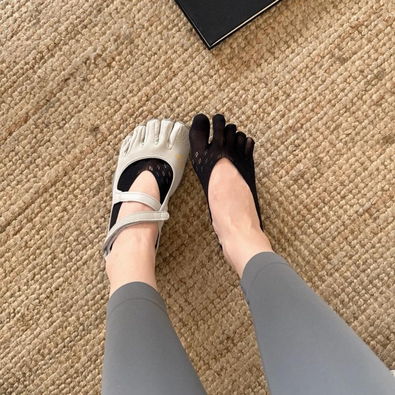 Simple and Invisible Five-fingered Stockings - Women's Ultra-thin Boat-shaped Socks with Sweat-absorbing and Anti-slip Heel Function