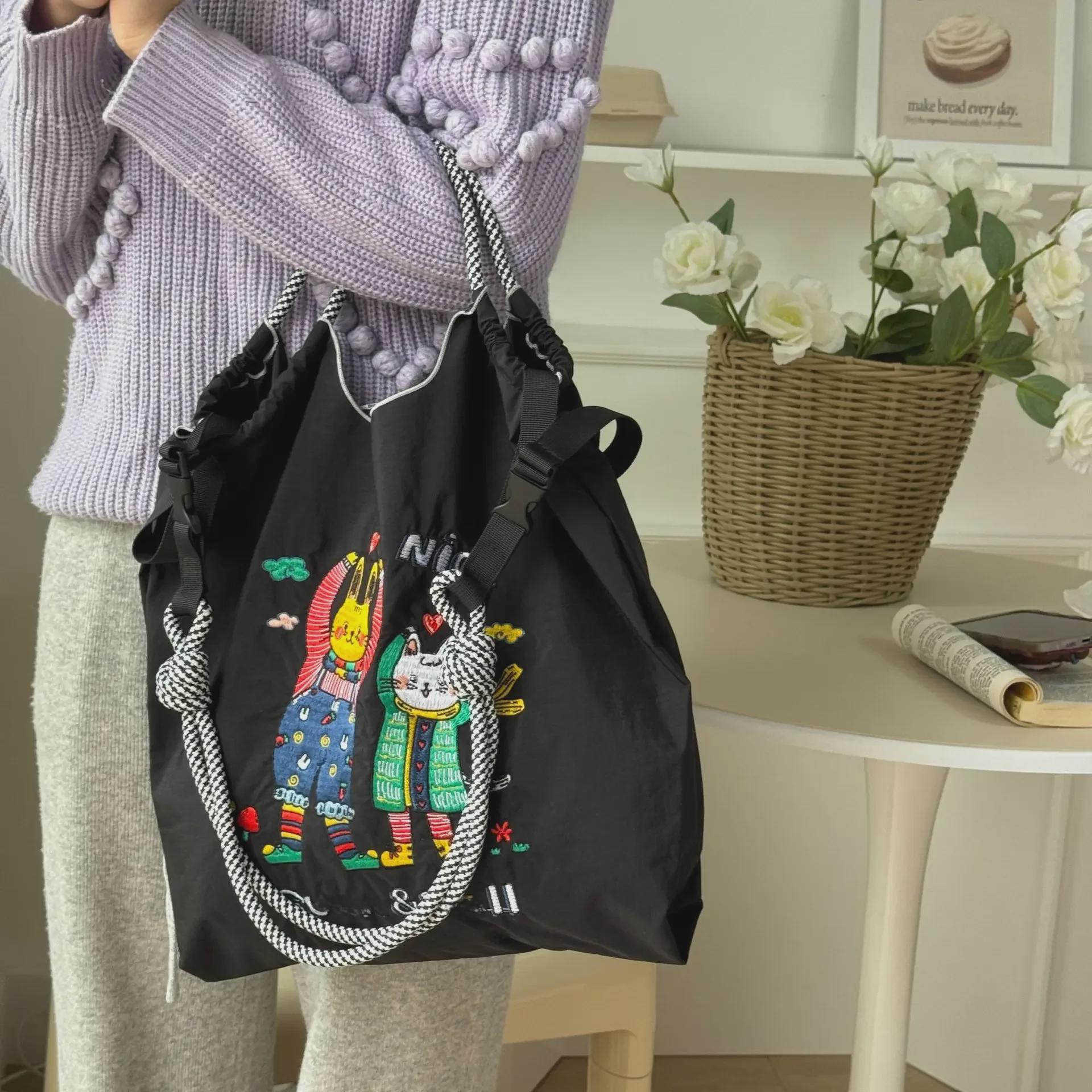 

Сумка для покупок в японском стиле с милой мультяшной вышивкой 2024 года — модная, универсальная, вместительная, экологичная сумка через плечо Medium