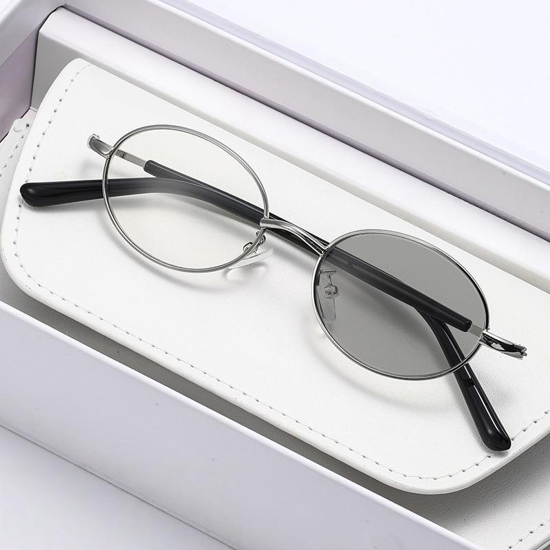 Retro Small Oval Photochromic Blue Light Blocking Myopia Glasses Metal Frame Blue Light Blocking Near Sight Glasses 0 To -4.0