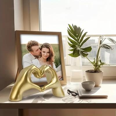 Heart Hand Statue Resin Abstract Hand Love Figurines Bedroom Home Desktop Wedding Decoration Anniversary Gift for Wife