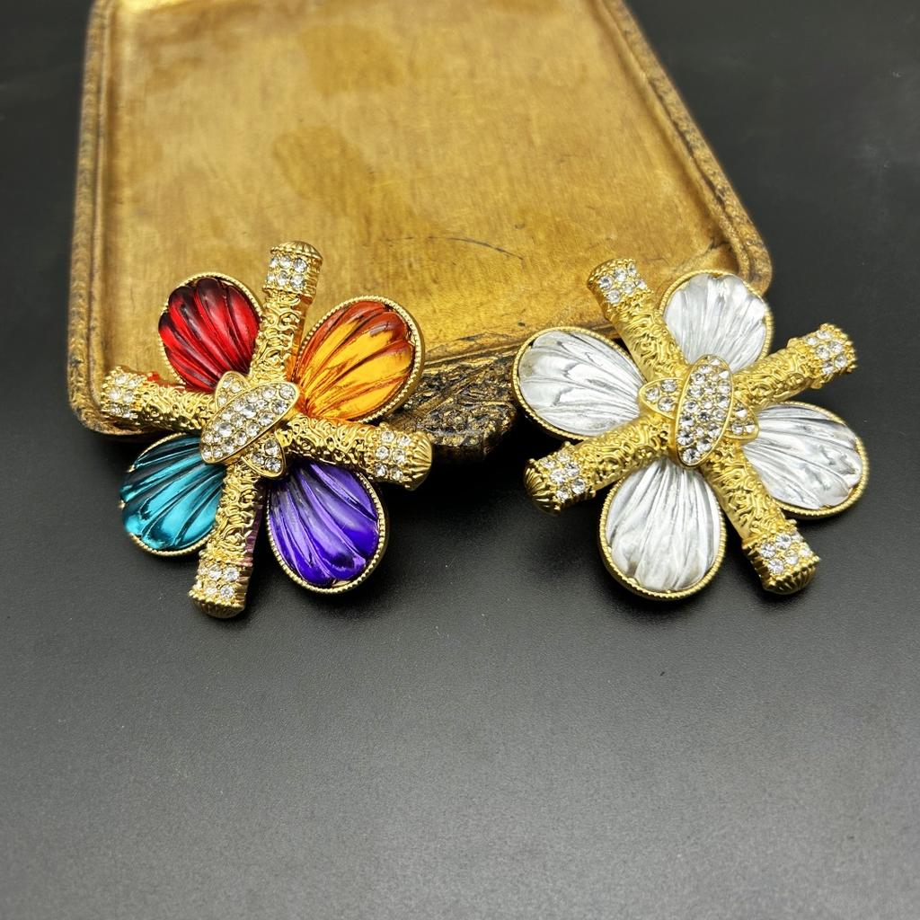 Baroque Style Women Men Fashion Vintage Crystal Cross Brooches Badges Unisex Exquisite Rhinestone Middle Design Pin Accessories
