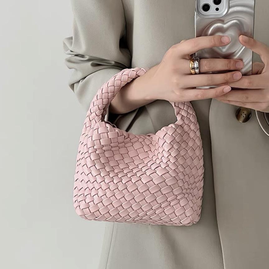 Hand-Woven Women's Summer Handbag: High-End Niche Design, Versatile for Shoulder and Vegetable Basket Style
