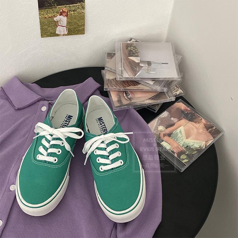 You can step on the heel and half-drag canvas shoes. Women wear white shoes. Women are versatile and pedal lazy shoes 518.