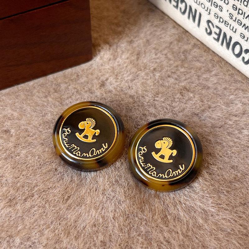 Elegant Pearl Stud Earrings: Simple, High-End Design for Autumn/Winter 2024