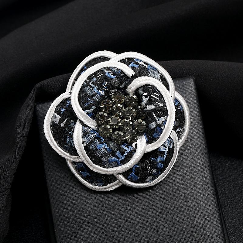 

High-end crystal camellia fabric corsage female high-end temperament small fragrant style brooch clothing pin accessories королівський синій колір