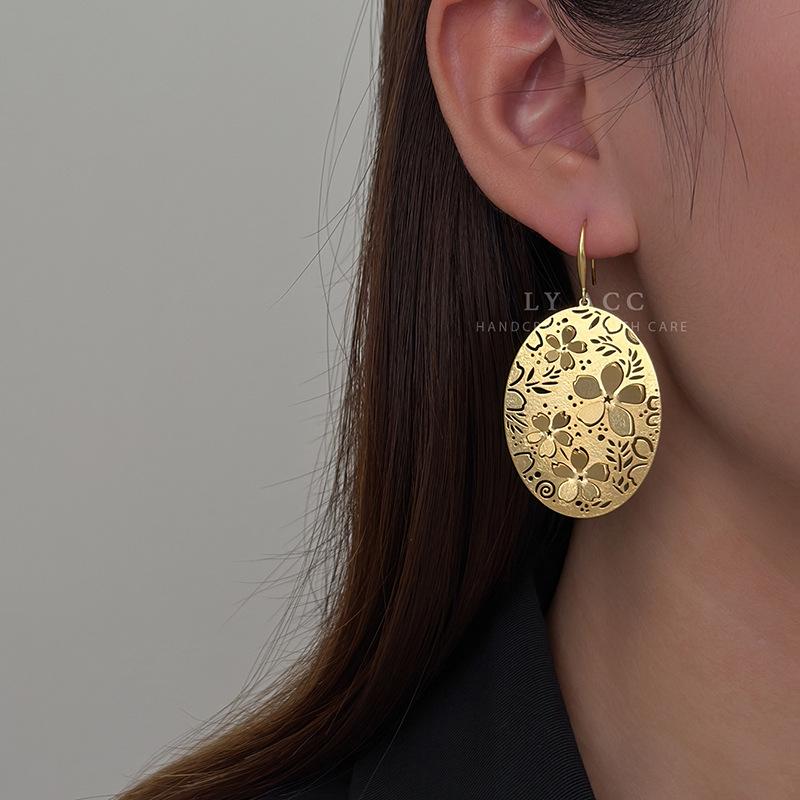 Retro ethnic style oval flower tag earrings hollow relief mosaic metal earrings exotic literary and high-end earrings