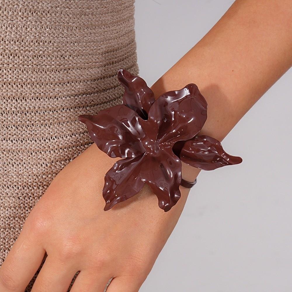 Náramek s červeným květem, velký květinový prsten na ruku, luxusní přehnaný květinový náramek na párty