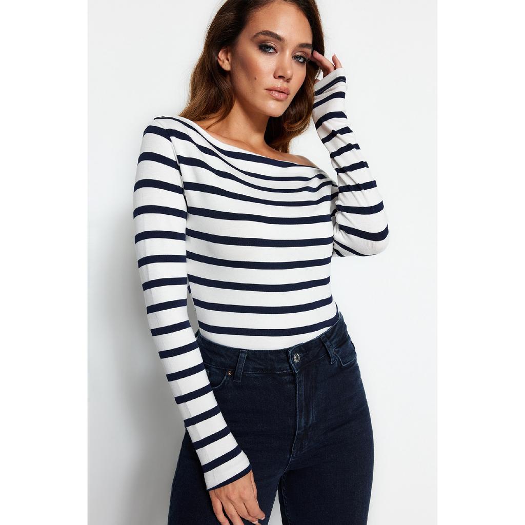 Marineblau gestreifte, hochwertige, weiche Strickbluse mit U-Boot-Ausschnitt und taillierter Passform Twoaw24bz00227