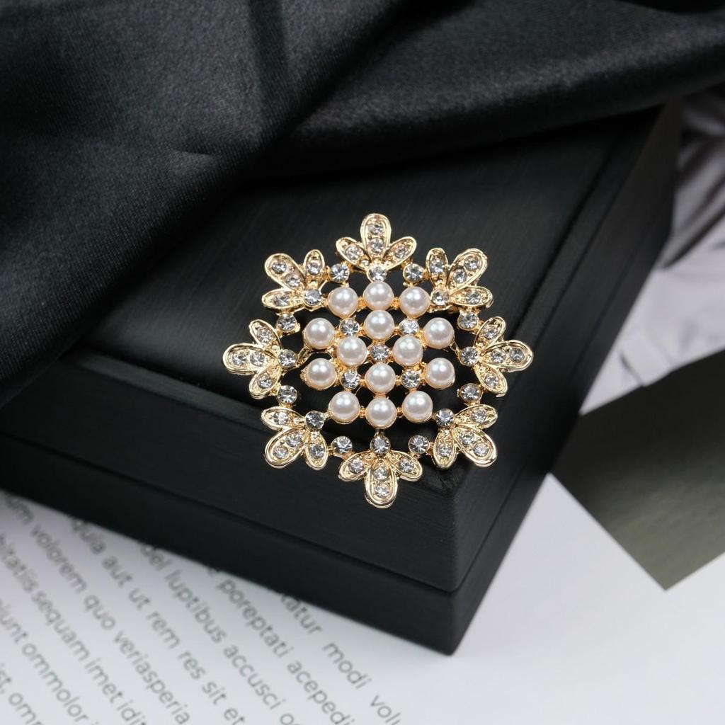 Elegant Versatile Light Luxury Corsage Brooch with Niche Design - Anti-Exposure Pin