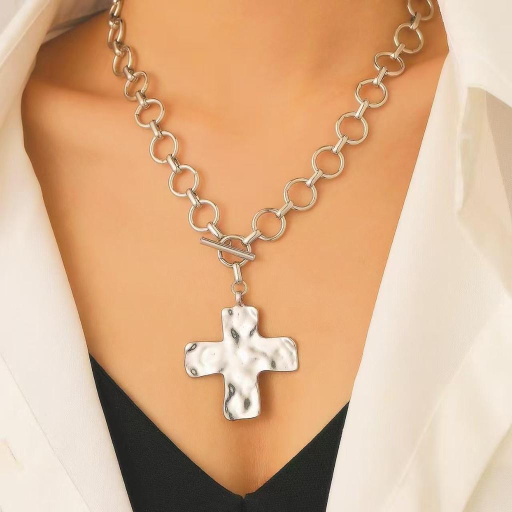 Elegant Peach Heart Hammered Necklace - Women's Clavicle Chain for Daily Wear