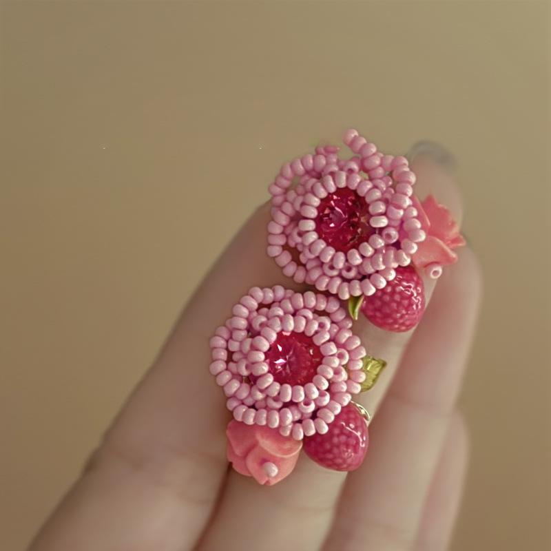 

Серьги-гвоздики с розовым цветком из рисовых бусин и клубникой, модные, супер феи, легкая роскошь, высокое чувство, новые серьги для женщин