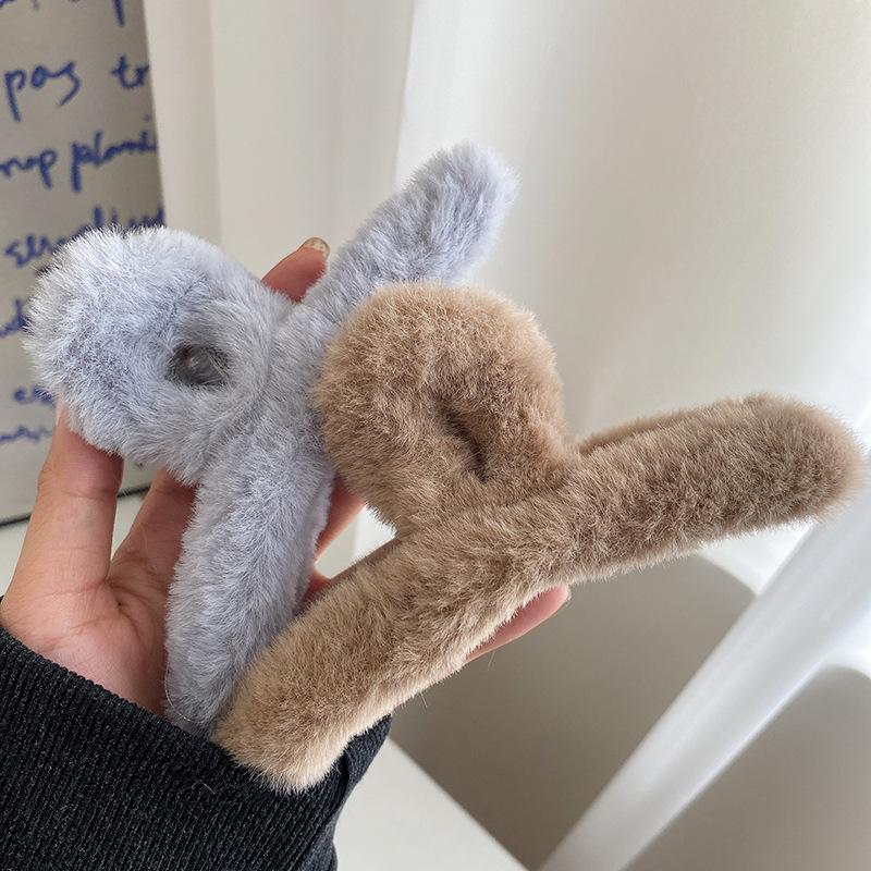 Plush Hair Claw Elegant Acrylic Hairpins Faux Fur Hair Clip Barrette Crab Headwear for Women Girls Winter Hair Accessories