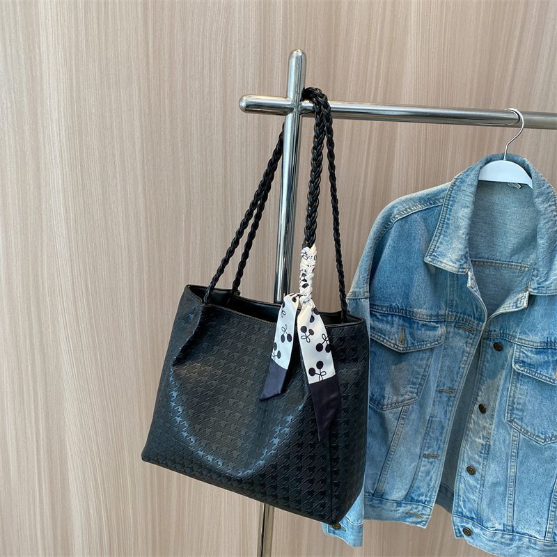 

Сумка премиум-текстуры большой вместимости женская 2025 весна новая модная сумка-мессенджер для通勤 популярная сумка-тоут