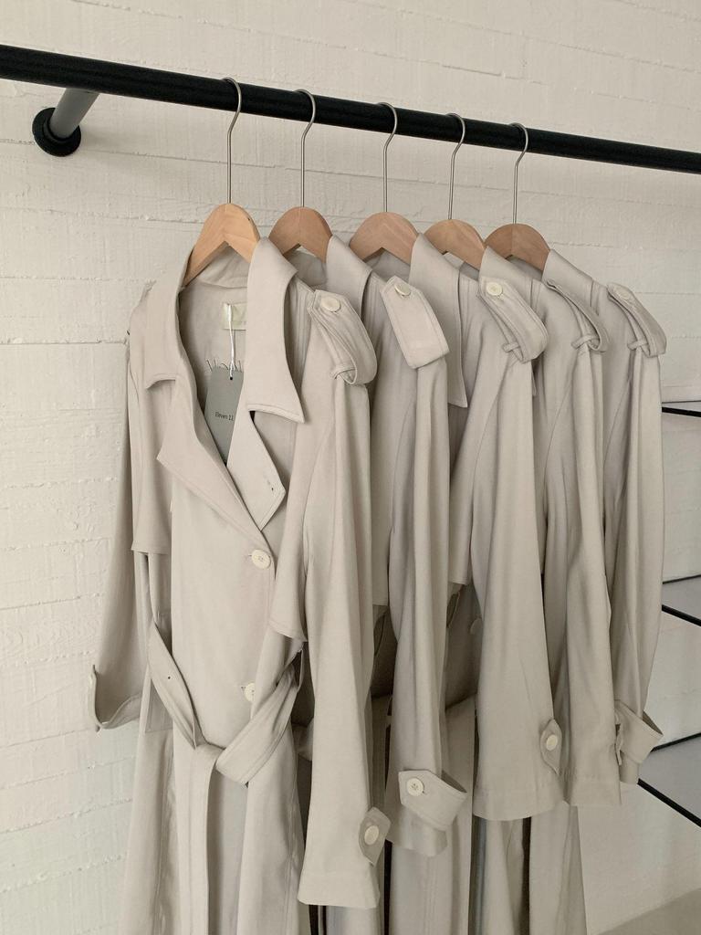 Zhao Lusi inspirierter, figurformender, langer Trenchcoat mit Bindegürtel für Herbst 2025