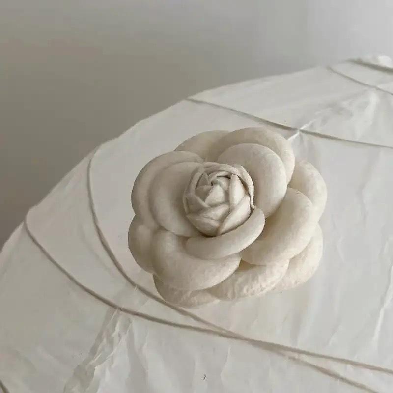 1 шт. Элегантные большие цветочные булавки Пряжка для шарфа Тканевые броши-камелии для женщин Украшения Аксессуары для пальто Брошь