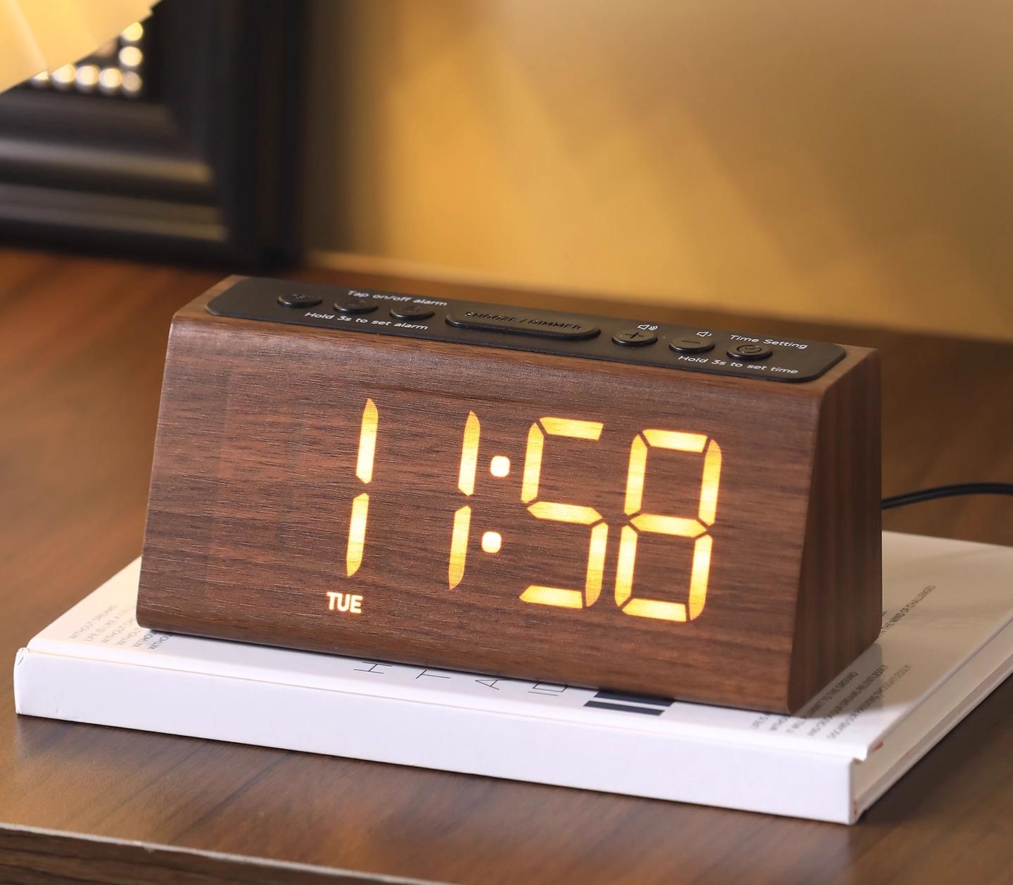 

BEPAN 1PC Electronic Clock Watch Retro Wooden Desktop Ornament Desktop Led Digital Alarm Clock Creative Medieval Living Room
