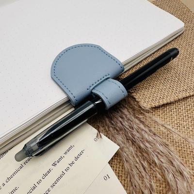 Segnalibro Magnetico in Pelle Chic e Portapenne a Doppia Utilizzo