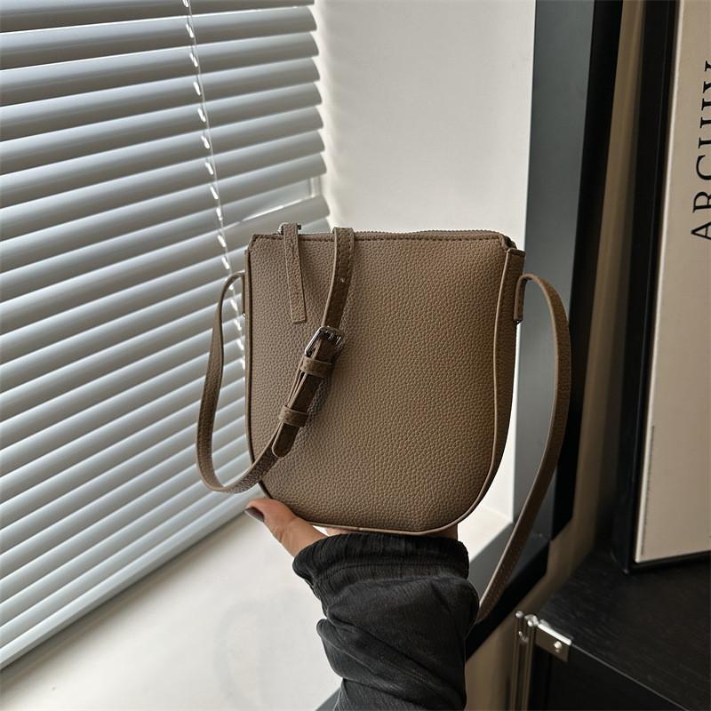 Vintage Style Small Bucket Bag For Women With Chic Design And Premium Pu Material