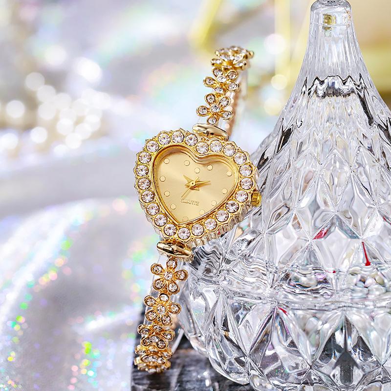 Exquisite Fashion Items Women's ' Fashion And Exquisite Heart-Shaped Dial Quartz Watch For