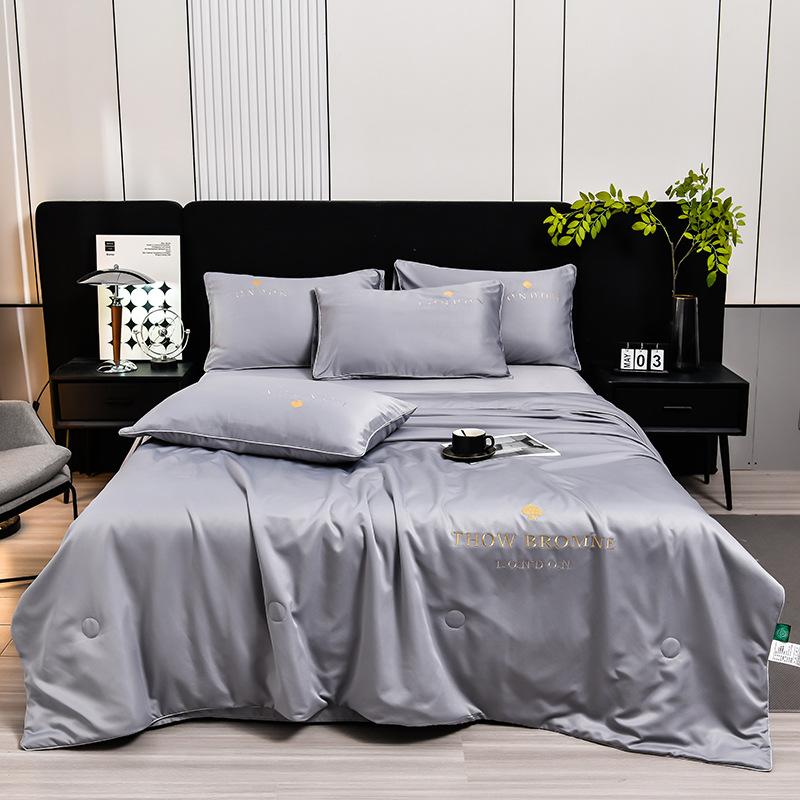 

Летнее охлаждение с помощью комплекта из четырех предметов из стираного шелка Летнее одеяло с вышивкой из ледяного шелка с широкими краями и кондиционером 150*200cm