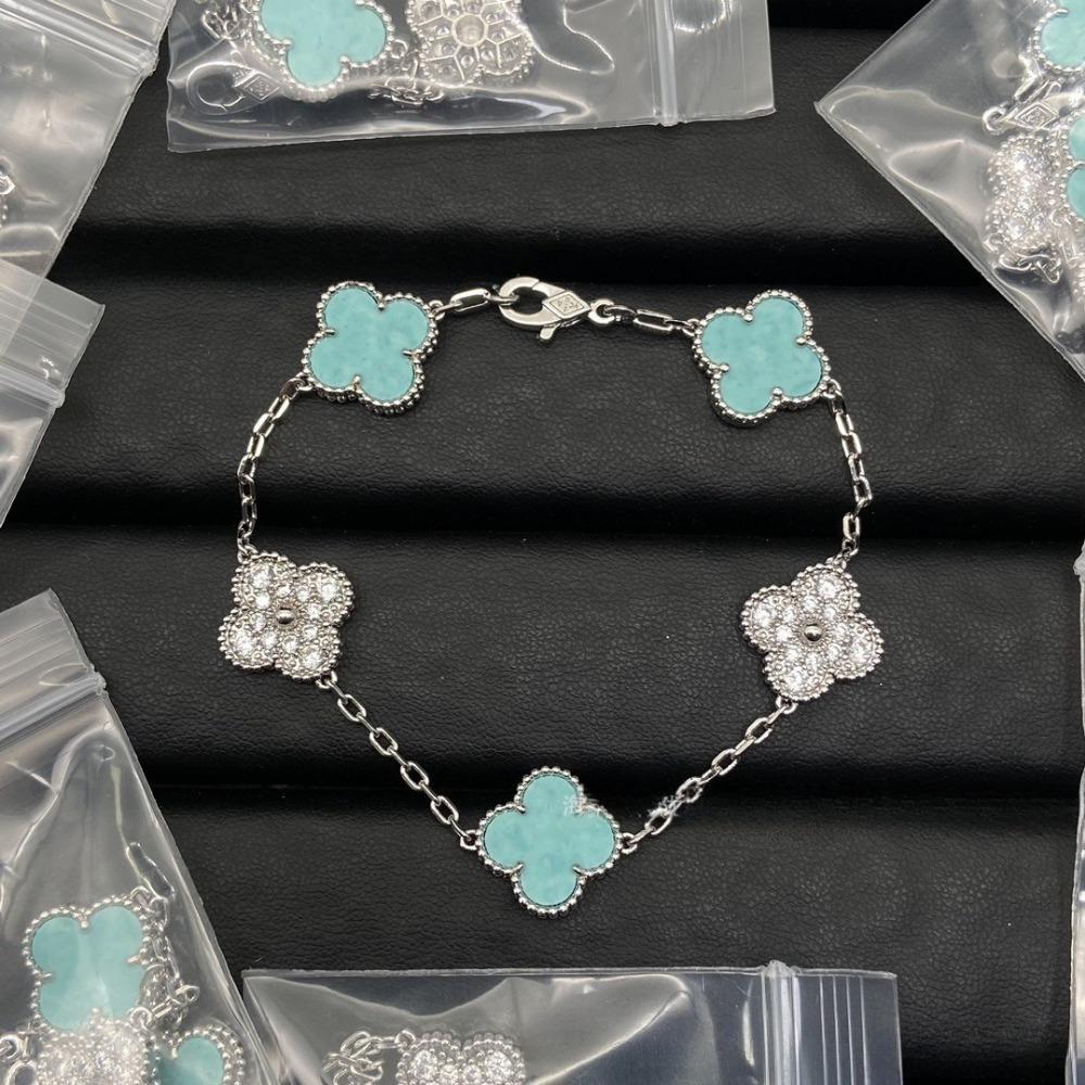 Hochwertiger roter Chalcedon Laser vierblättriges Kleeblatt fünfblütiges Armband 18K Roségold leichter Luxusschmuck Geschenk für Freundin