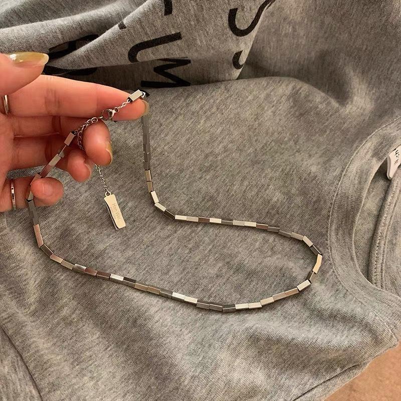Collier Géométrique Carré en Acier Titane avec T-Shirt Été Femme Hip-Hop Vent Froid Luxe Léger Niche Haut de Gamme Chaîne Pull