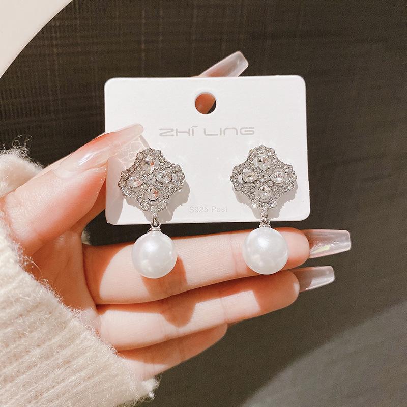 Elegant Four-Leaf Clover Pearl & Zirconia Stud Earrings - Fashionable and Versatile Jewelry.