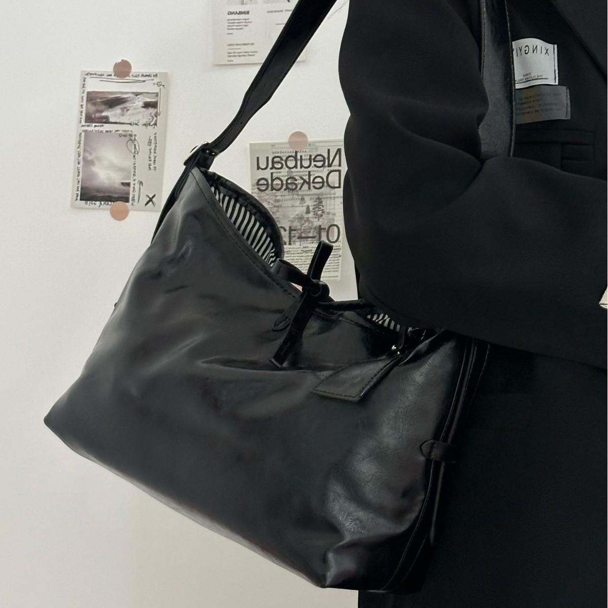 

Vintage Commuter Women s Single Shoulder Crossbody Bag 2024 New High-end Texture Niche Tote Bag Large Capacity Bag чорний