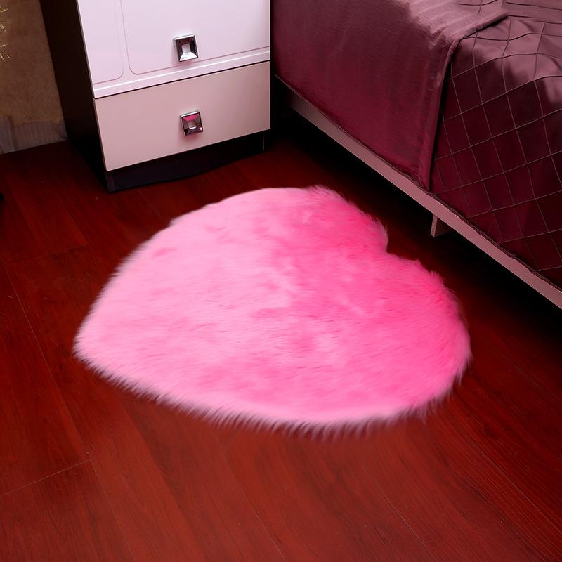 1pcs Mini Love Heart Rugs Artificial Wool Sheepskin Hairy Carpet Gorgeous Home Bedroom Decoration Carpets Soft Non-slip Mat