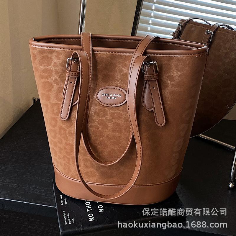 Retro bag women's large capacity 2025 new autumn and winter casual shoulder armpit bag popular commuter bucket bag this year