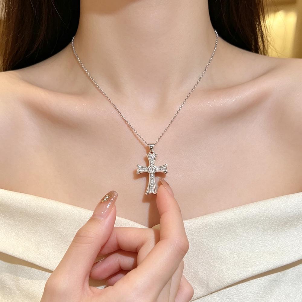 European and American Diamond Cross Necklace - Summer Light Luxury, Versatile, Exquisite Clavicle Chain for Women.