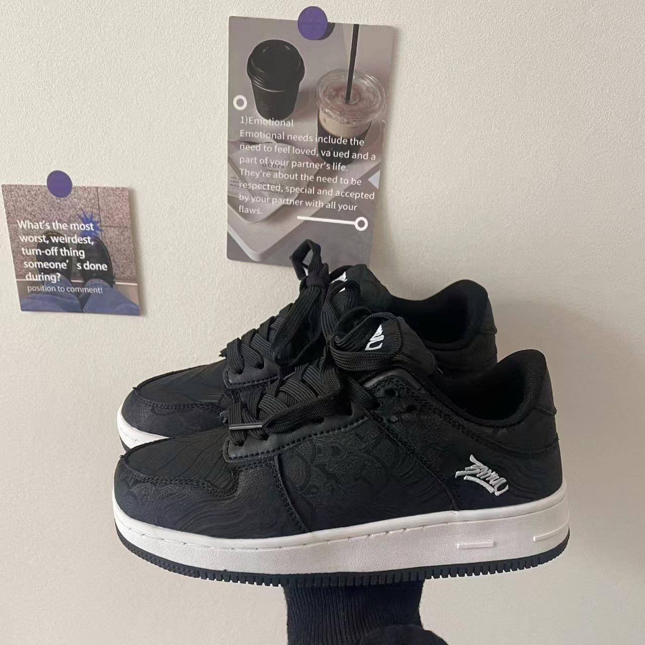 

Men s Retro Black Silk Skateboard Shoes: Trendy, Versatile, and Stylish Sports Casual Footwear for Couples. 36 чорний