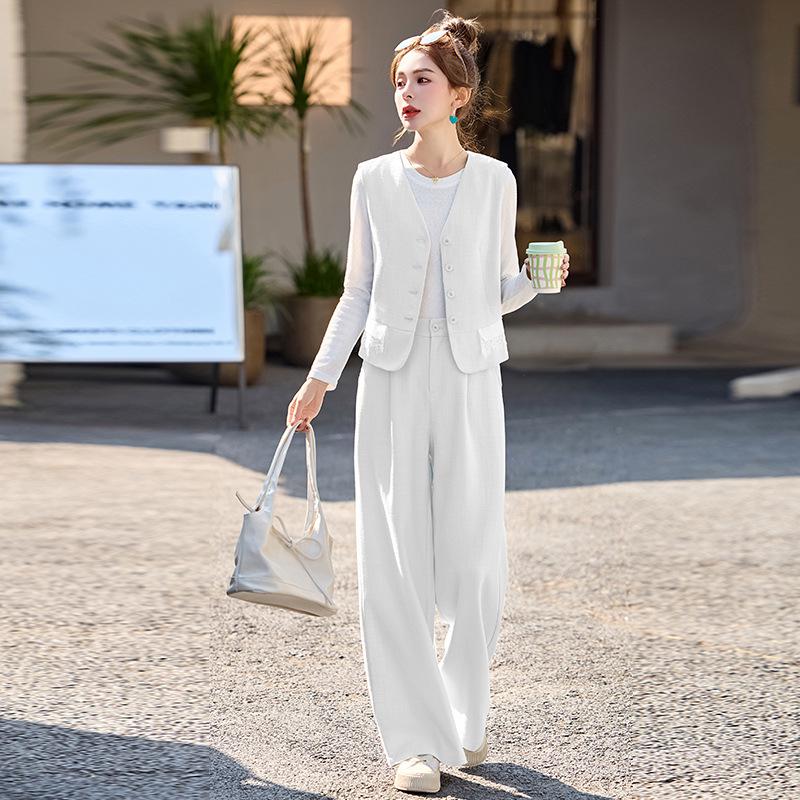 2025 Spring/Summer Women's Fashion Vest Set: Elegant, Slimming, Age-Defying Three-Piece Outfit for Young Mothers