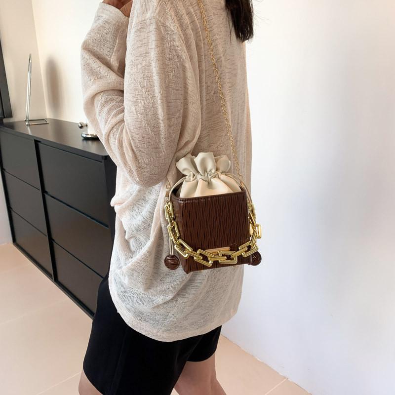 Trendy And Fashionable Pu Bucket Bag For Women With Soft Texture And Chain Strap