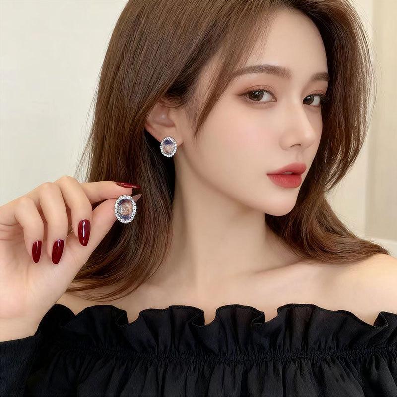Diamond Pigeon Egg Geometric Oval Full Diamond Stud Earrings Light Luxury High-End Temperament Earrings Women'S Unique Exquisite Earrings