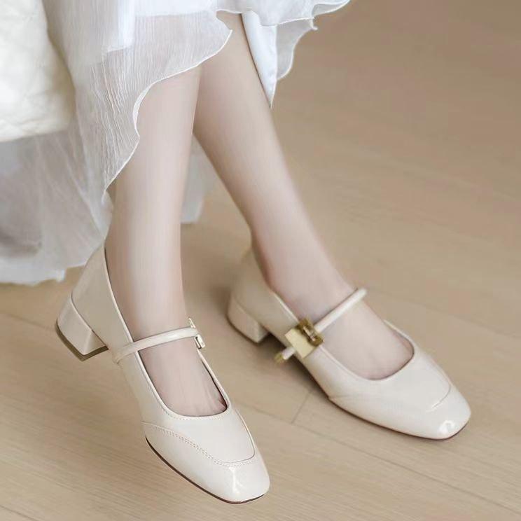 

Ретро Мэри темперамент редкие туфли красный свет рот кожаные туфли 2025 новые вечерний ветер французская мода квадратный носок одинарные туфли женская обувь 40