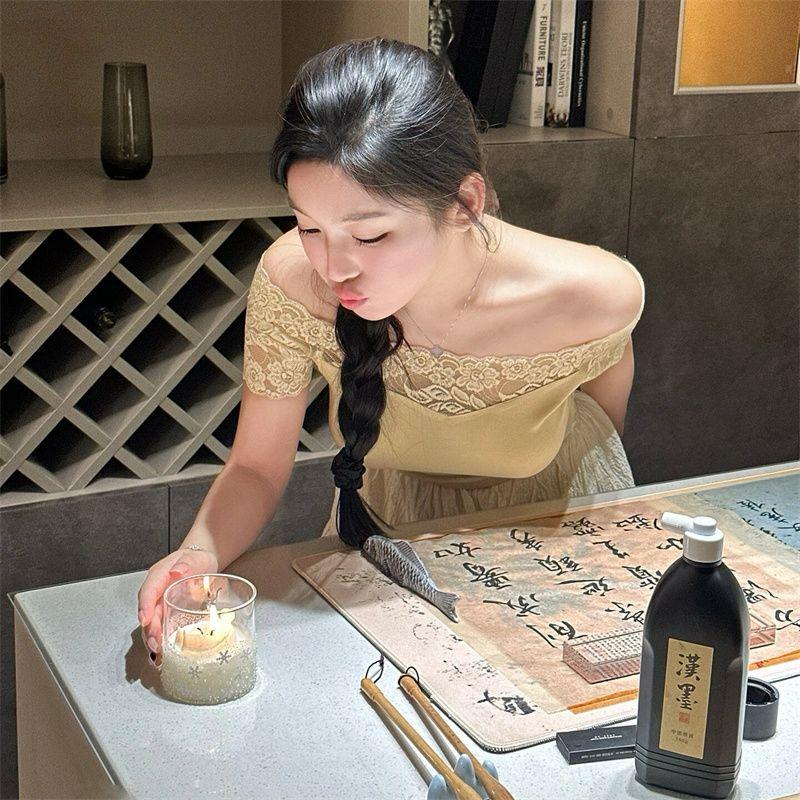 

Сексуальный Сексуальный Стиль С Открытыми Плечами Цветочный Кружевной Лоскутный Дизайн Футболка с Коротким Рукавом Женская Ранняя Весна Новое Поступление Приталенная Талия Базовая Футболка Milk apricot S