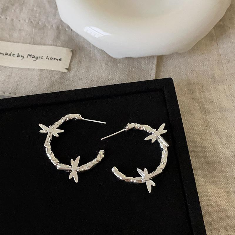 

Необычные серьги-гвоздики в форме стрекозы из металла в форме буквы С. Женский нишевый дизайн, ощущение уникальной индивидуальности, изысканные универсальные серьги.