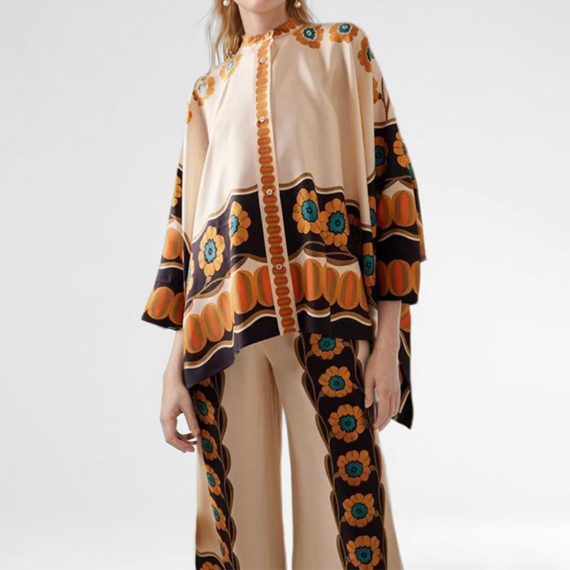 

Штани з вінтажним принтом. Жіноча сорочка з довгими рукавами і широкими брюками. Комплект із двох предметів. Жіноча мода. Тенденція вуличного одягу. M