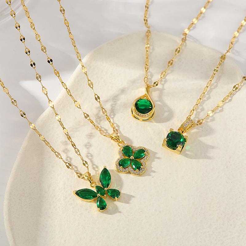 Collana con Ciondolo Farfalla Smeraldo: Catena Clavicola in Acciaio di Titanio di Lusso per Donne