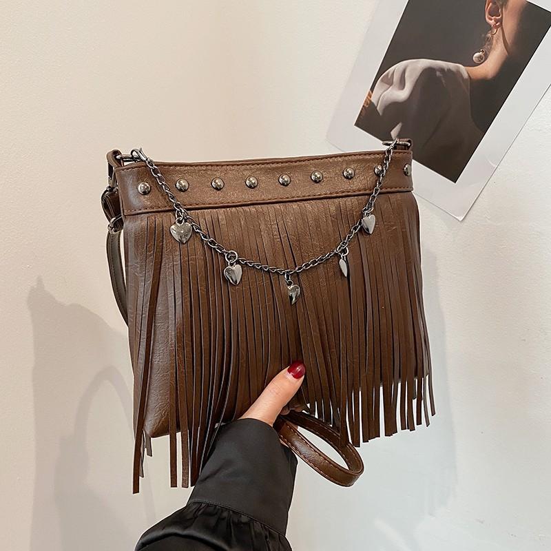 

Fashion Punk Style Fringe Women Messenger Purse Studded Heart Chain Leather Crossbody Bag Small Phone Shoulder Bag with Tassels