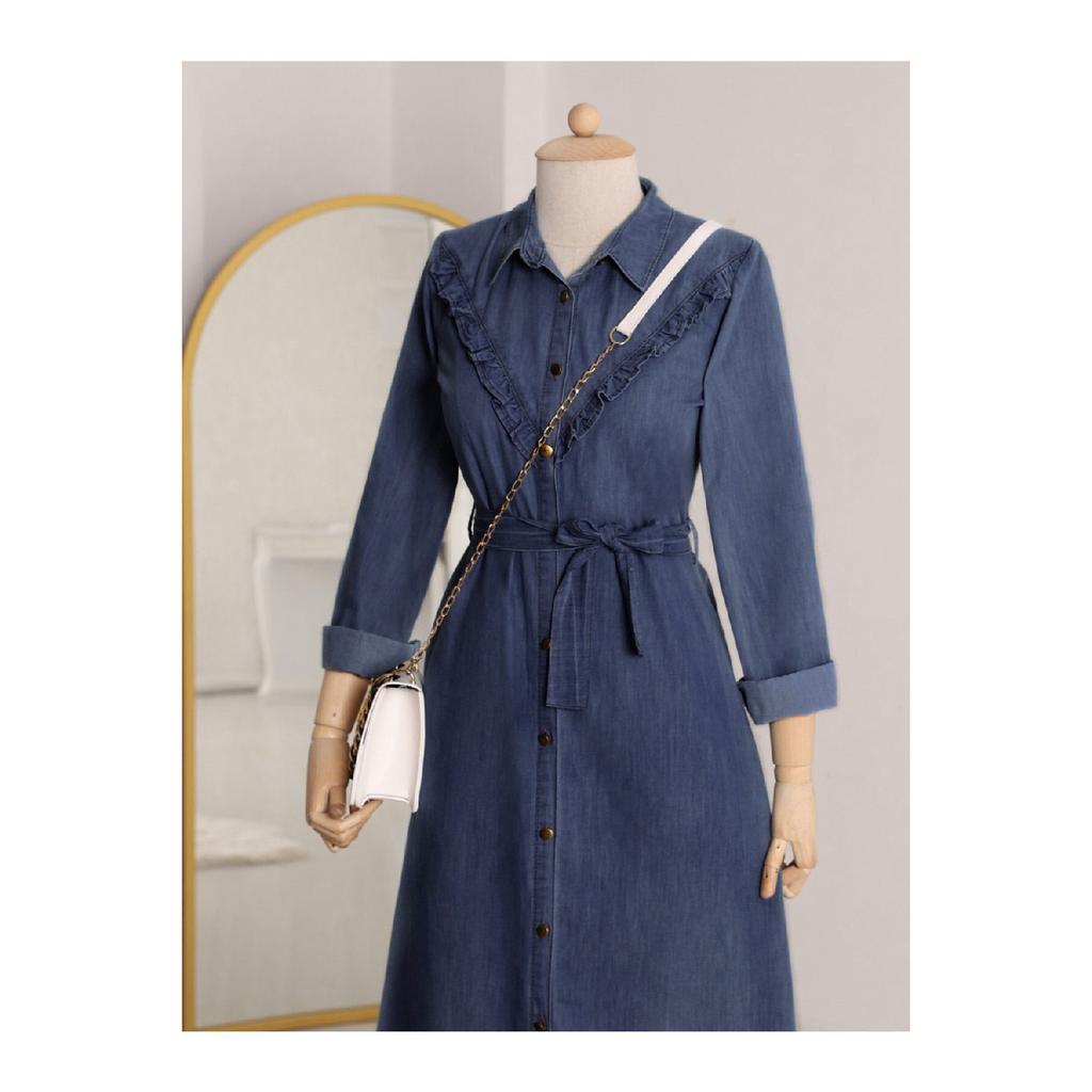 Джинсовое платье на пуговицах с завязкой на талии