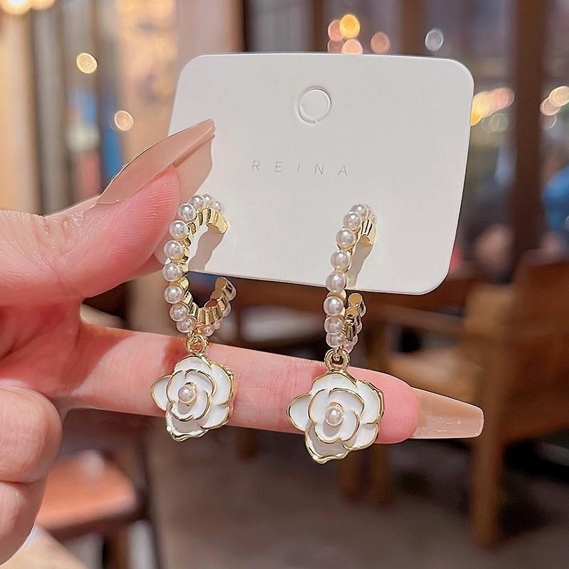 

Серебряные серьги-иглы с корейским жемчугом камелия S925 — свежий и модный дизайн золотой