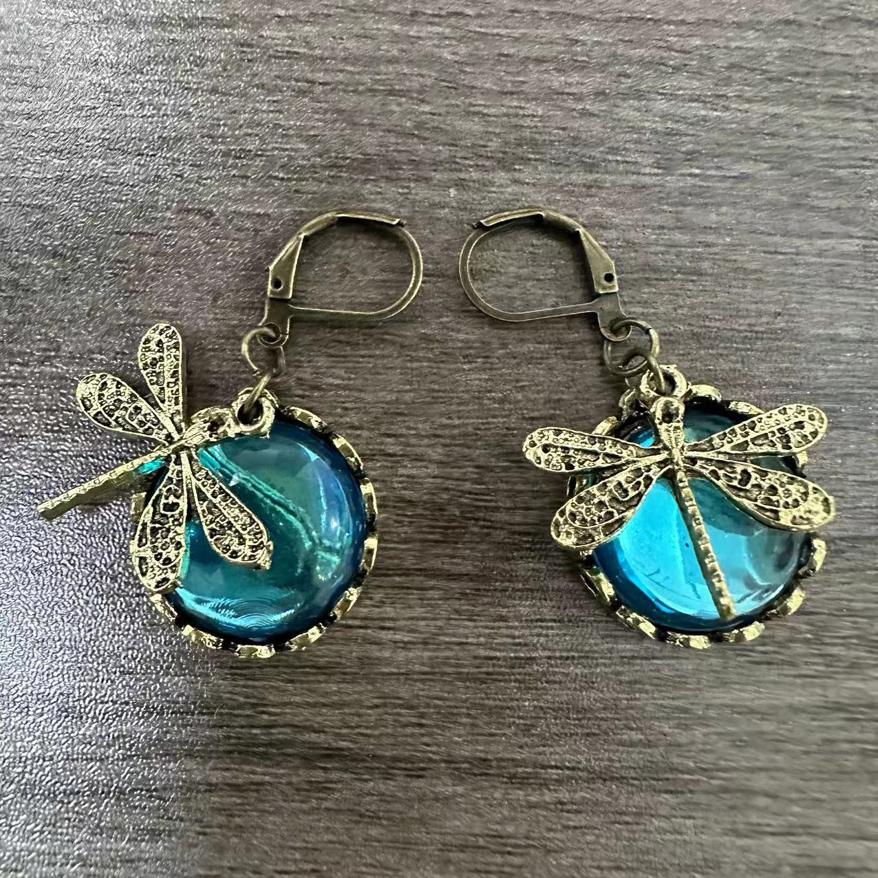 

Новые винтажные серьги-стрекозы из бронзы, модные серьги-капли из металла золотого цвета с резным узором и инкрустацией лунным камнем для женщин, ювелирные изделия ARI